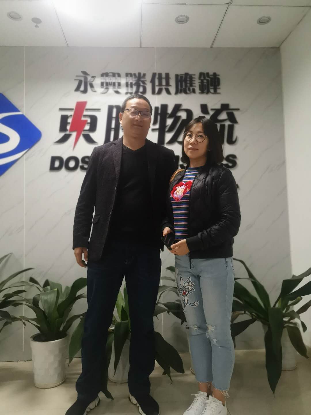 浙江某貨運(yùn)公司運(yùn)輸香港圓滿完成！客戶合影留念