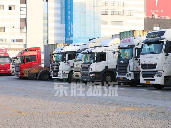 國(guó)內(nèi)發(fā)貨到香港，大陸到香港物流公司，深圳東勝物流中港運(yùn)輸拖車車隊(duì)